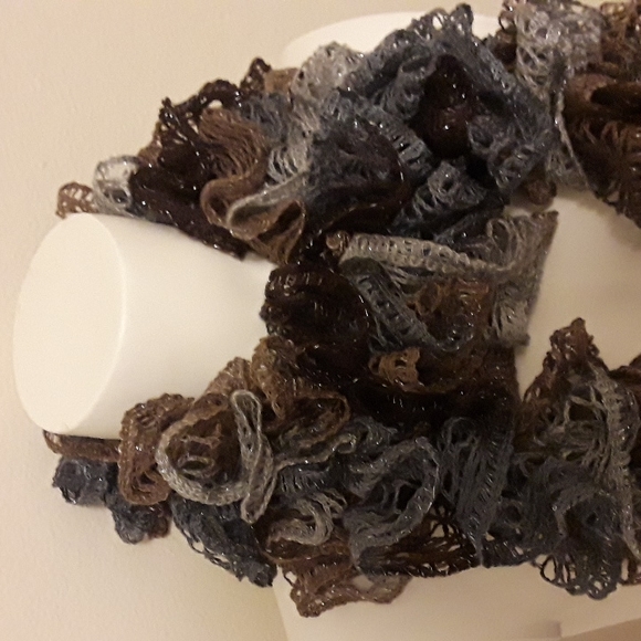 Ruffle scarf - Picture 2 of 4